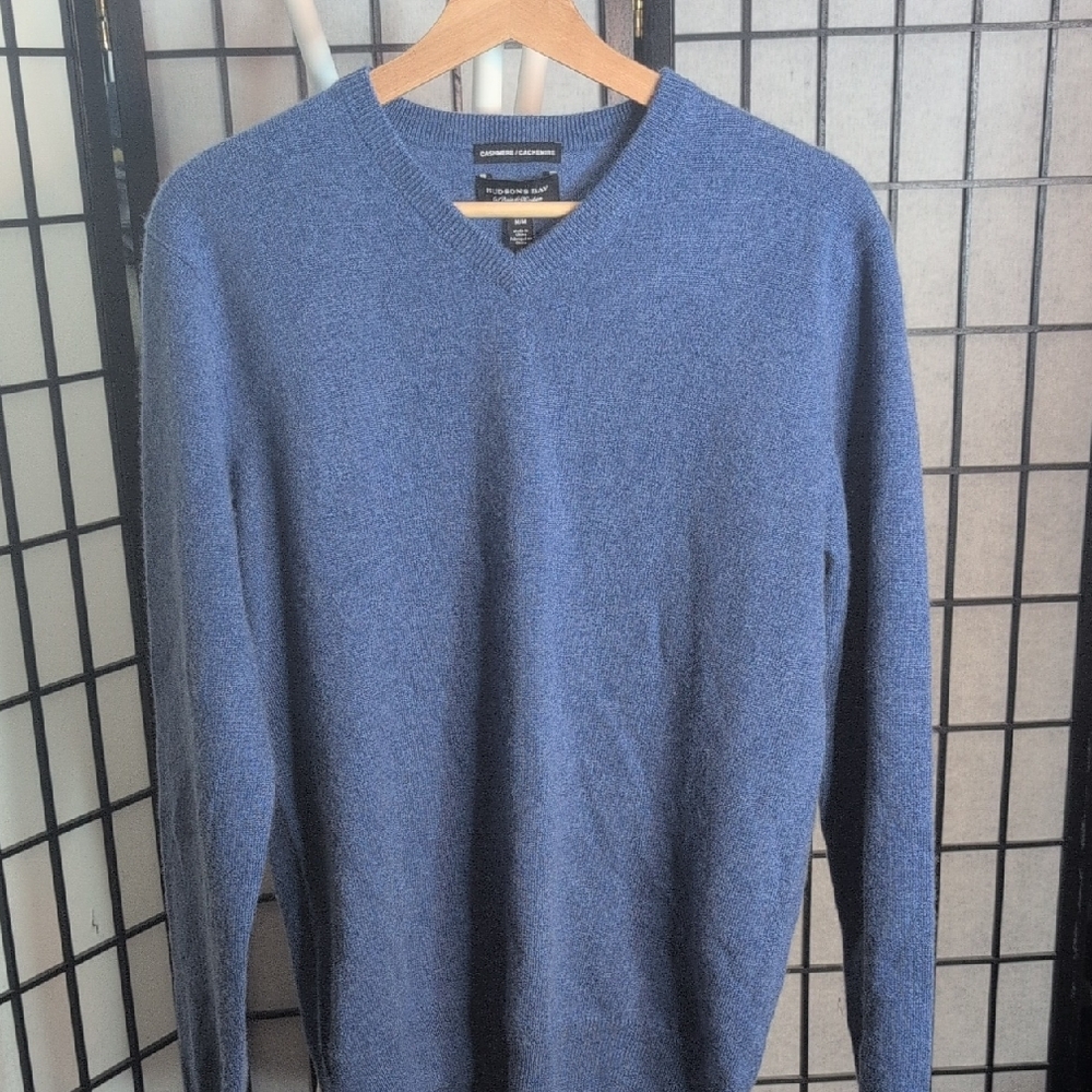 HUDSON'S BAY Cashmere V-Neck Sweater in Blue